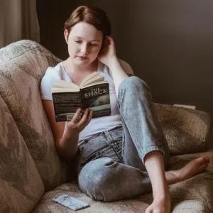 دختری در حال کتاب خواندن